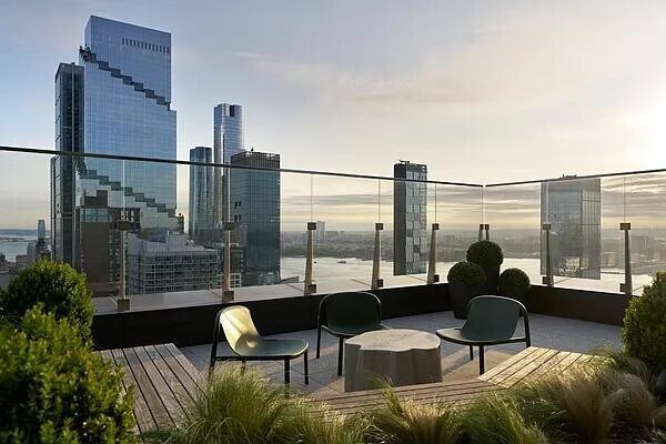 Building Photo - 550 Tenth Avenue