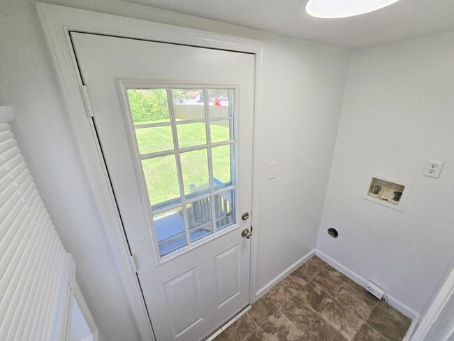 Building Photo - CHARMING 2 BEDROOM SINGLE FAMILY