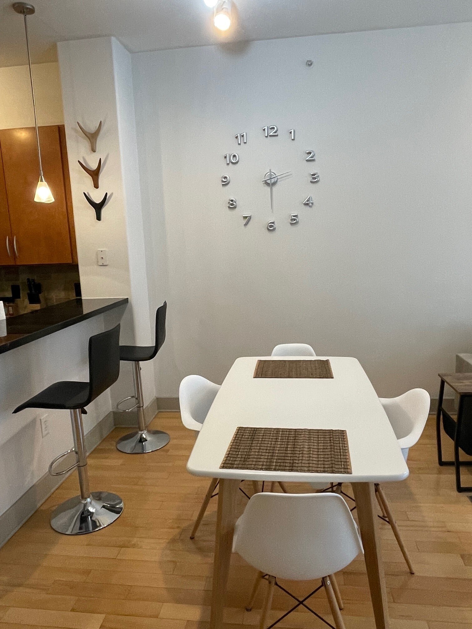 Dining table - 1901 Post Oak Blvd
