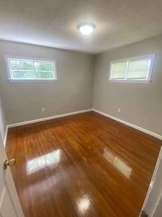 Building Photo - **ON HOLD*3 Bedroom / 1 Bathroom Home for ...