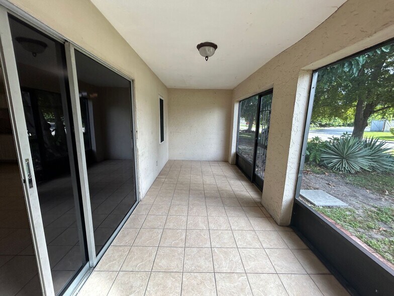 Building Photo - All tile   1/1 close to Cape Coral Pkwy