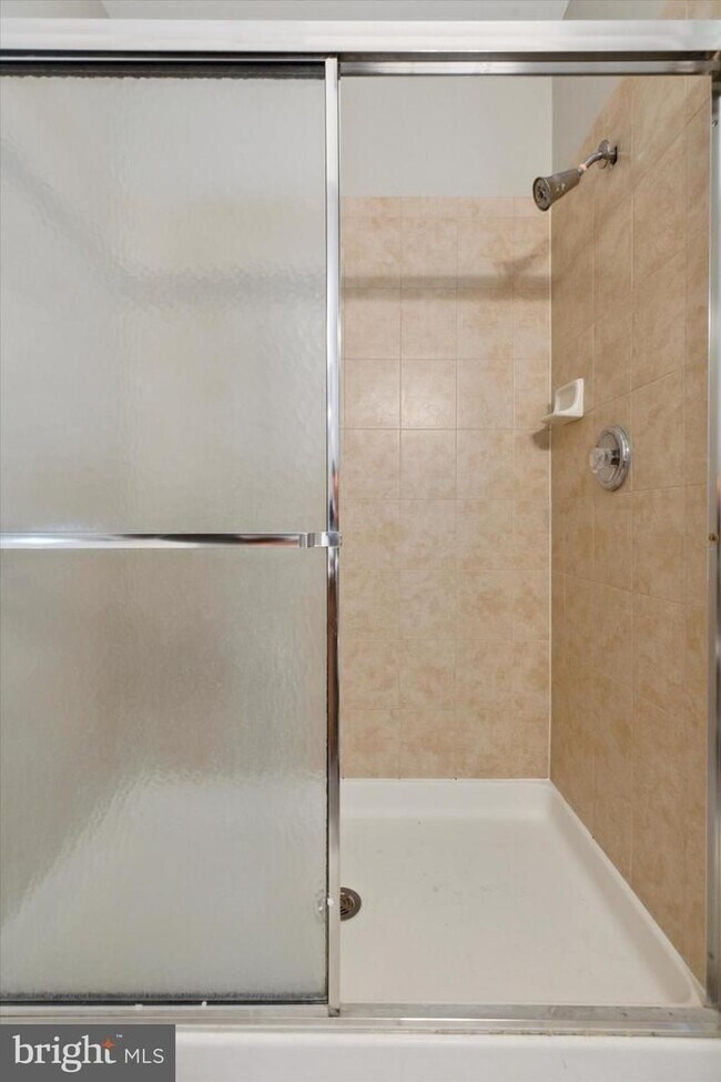 Building Photo - Spacious Townhome with 4 Bedrooms and 3.5 Baths!!