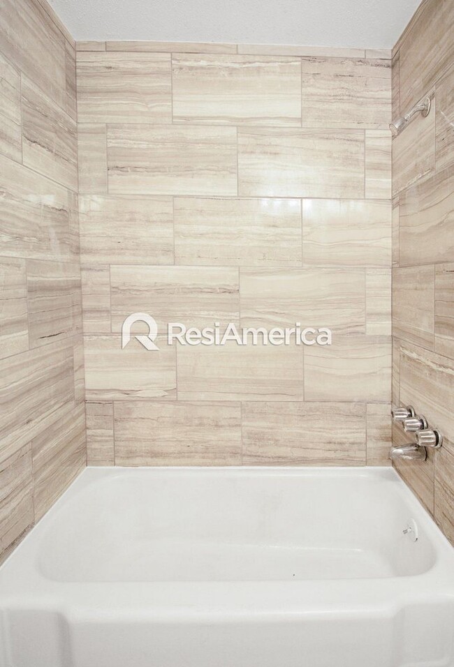 Building Photo - Renovated 3/2 in Great Location!