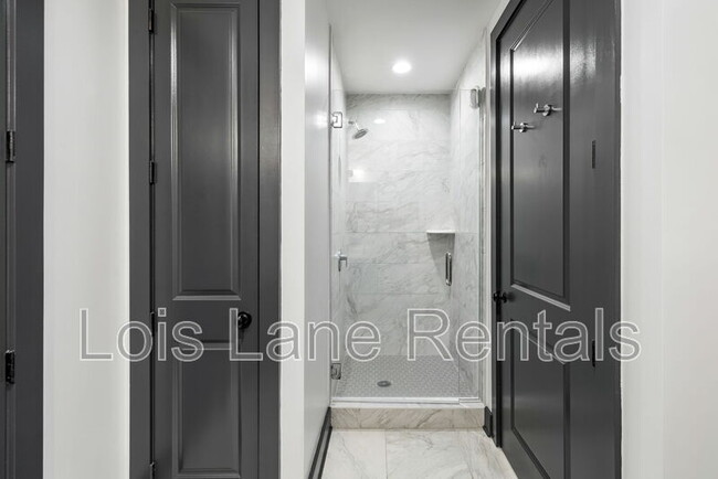 Building Photo - 5 Gadsdenboro St