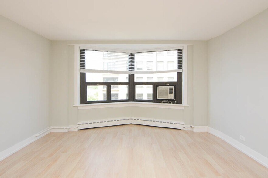 Building Photo - 450 W Wellington Ave