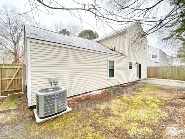 Building Photo - 200 S Hunt Club Run