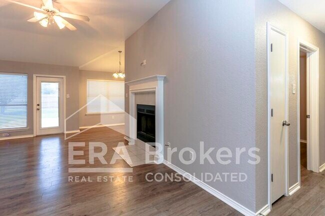 Building Photo - 1614 Twisted Oak Dr