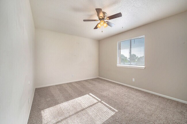Building Photo - Blue Springs Apartments 2 Bedroom