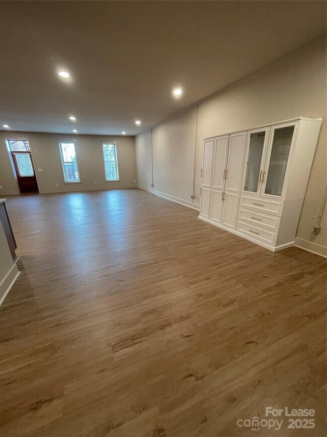 Building Photo - 233 W Main St