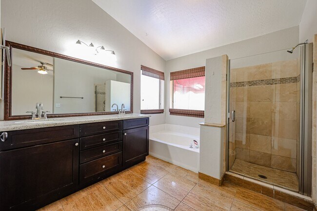 Building Photo - Stunning 3 bedroom, 2.5 bathroom Gold Cour...