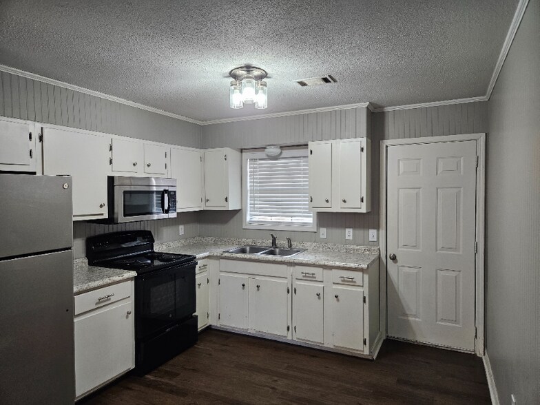 Building Photo - 16 Linder Rd