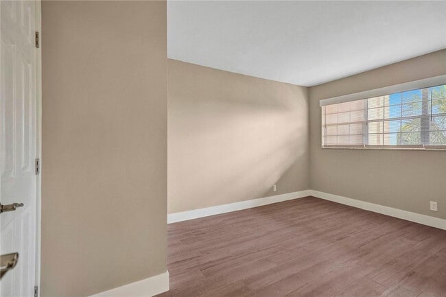 Building Photo - 3051 S Palm Aire Dr