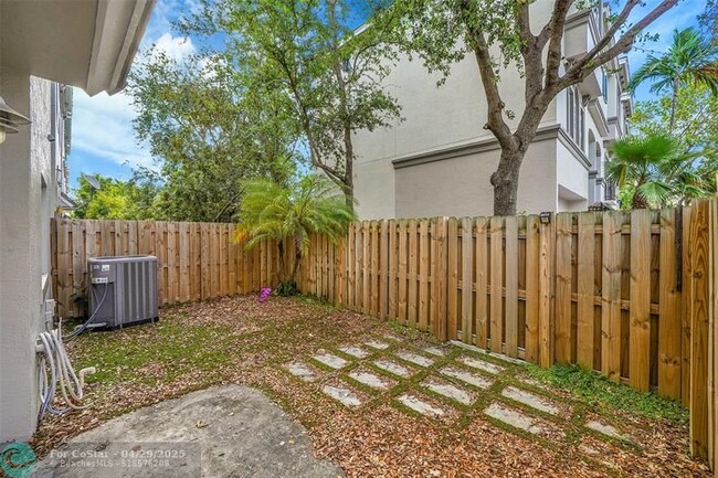 Building Photo - 1902 Coral Heights Ct