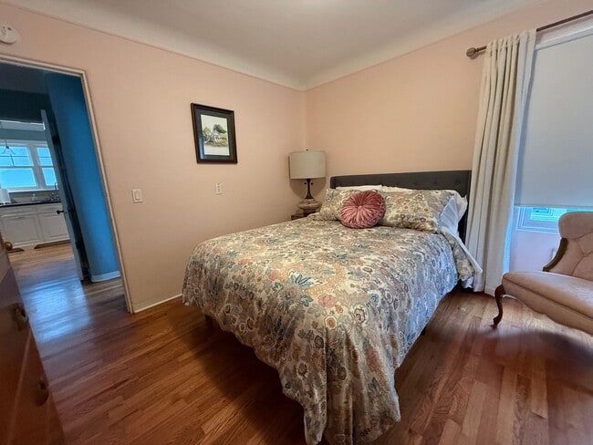 Building Photo - Great Seabright area 2/1 Fully Furnished Home