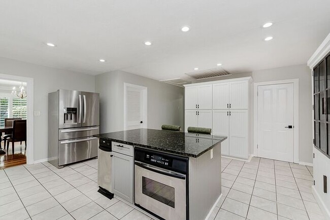Building Photo - Elegant Updated Meridian-Kessler Home on E...