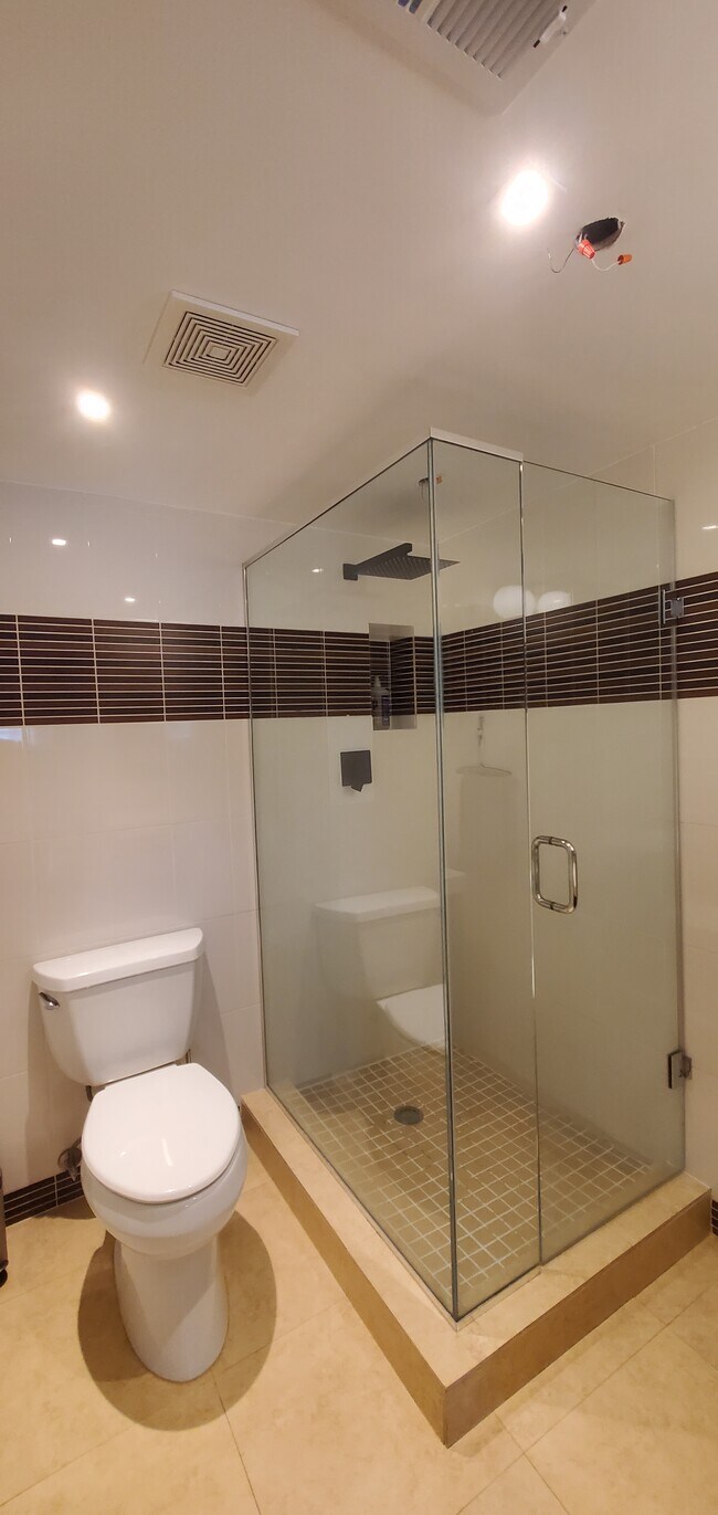 Building Photo - 18901 NE 14th Ave