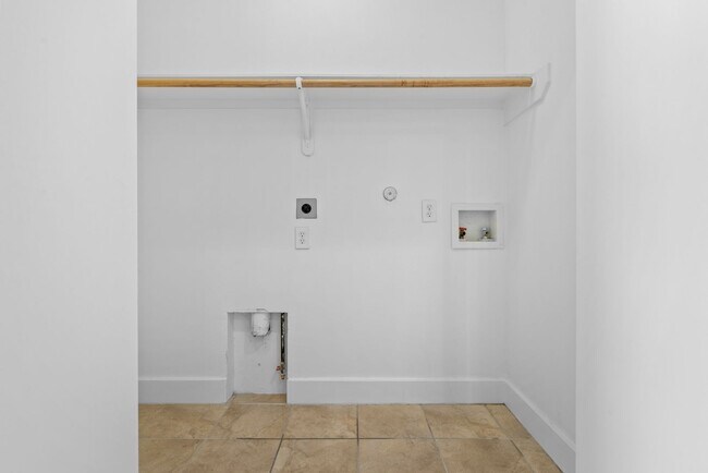 Building Photo - Contemporary Townhome Steps from Downtown/...