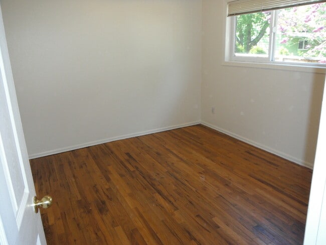 Building Photo - Great lower 1bed, hardwoods, on site laund...