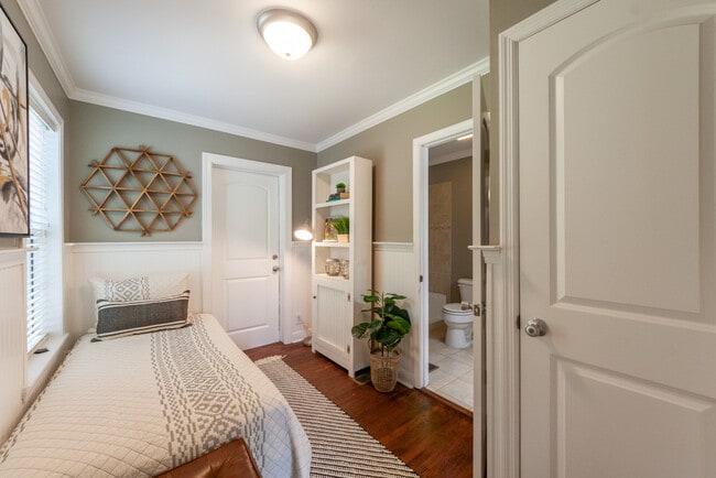 Building Photo - 833 Grove St