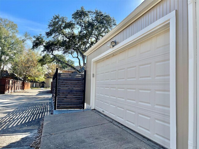 Building Photo - 707 Center Hill Dr