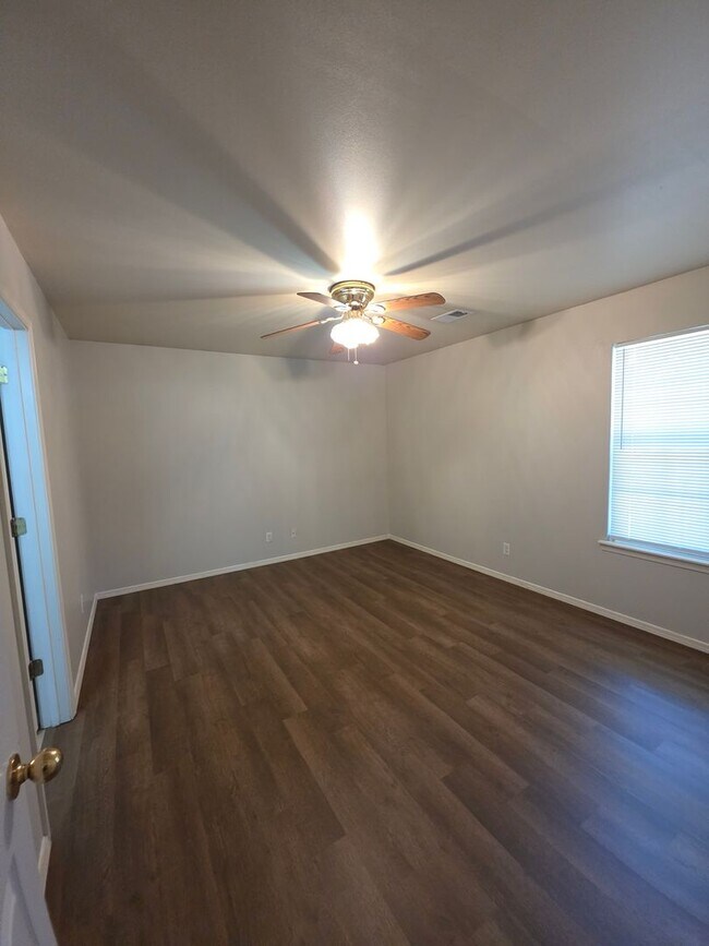 Building Photo - 106 Willow Creek Dr