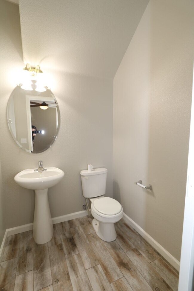Building Photo - Beautiful 2 Story 3 Bedroom Home located in the Southwest