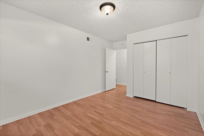 Building Photo - 205 E Javelin St