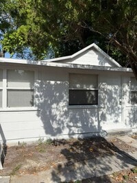 Building Photo - Remodeled 3/2 Childs Park Available Now ! Ask about move in specials!
