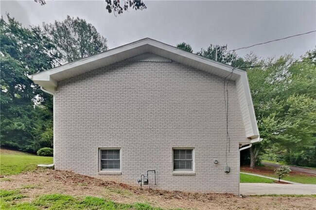 Building Photo - 605 Huckleberry Rd