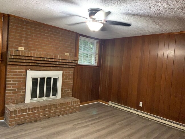 Building Photo - Split Foyer Home in Rustburg