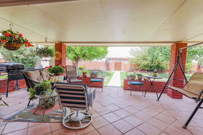 Building Photo - Three Bedroom Home with Plush Backyard