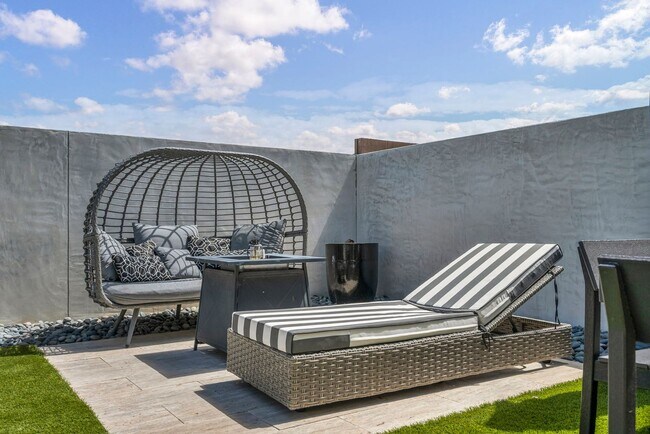 Building Photo - Spacious 5-Bedroom Home with Loft, Pool & Mountain Views