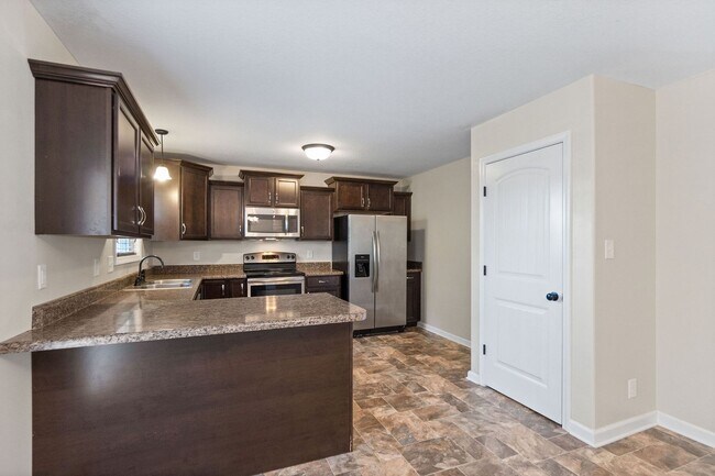 Building Photo - Large home in Hazelwood Area