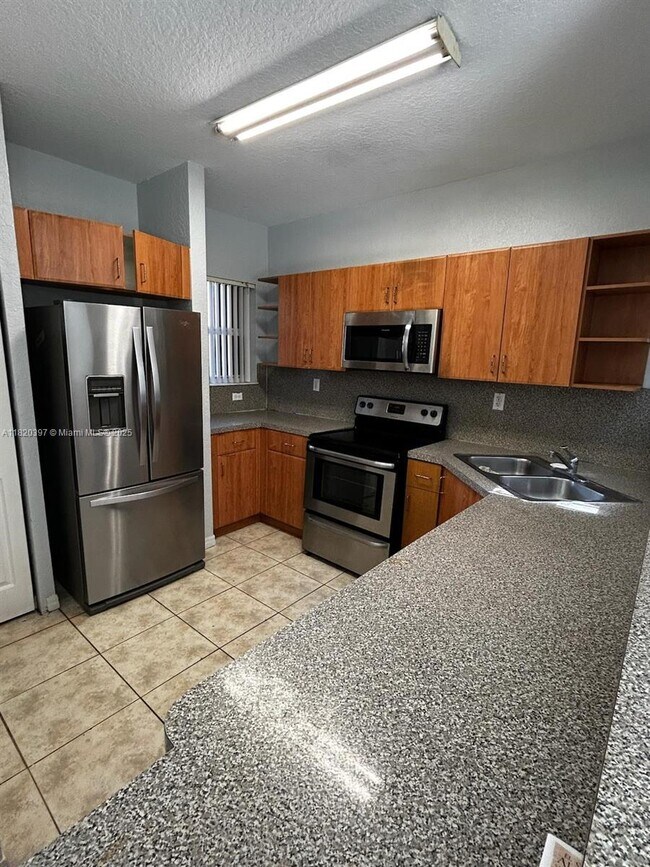 Building Photo - 865 SW 6th Ct