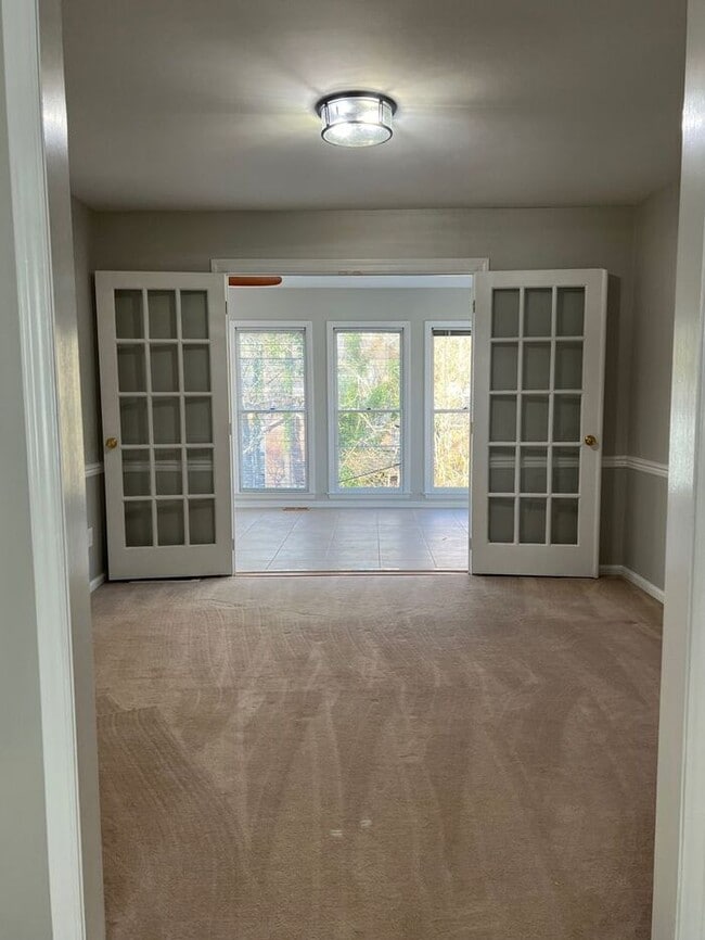Building Photo - Wonderful 3 Bedroom Split Level Home In Sa...