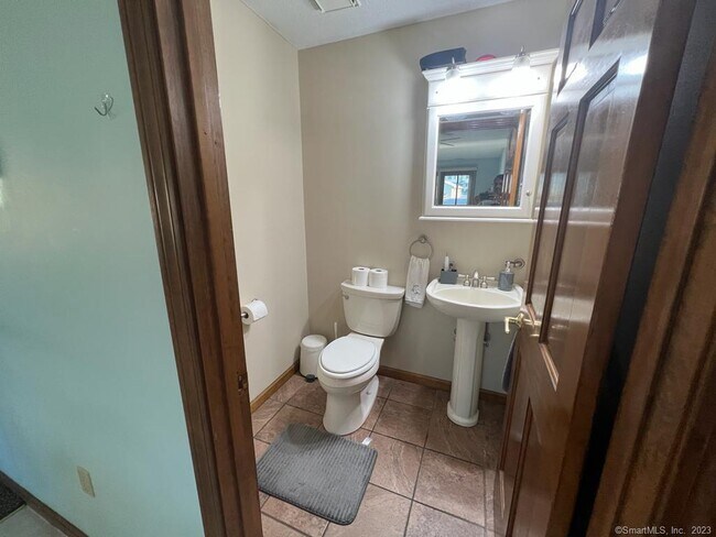 Building Photo - 1302 Summer Hill Dr