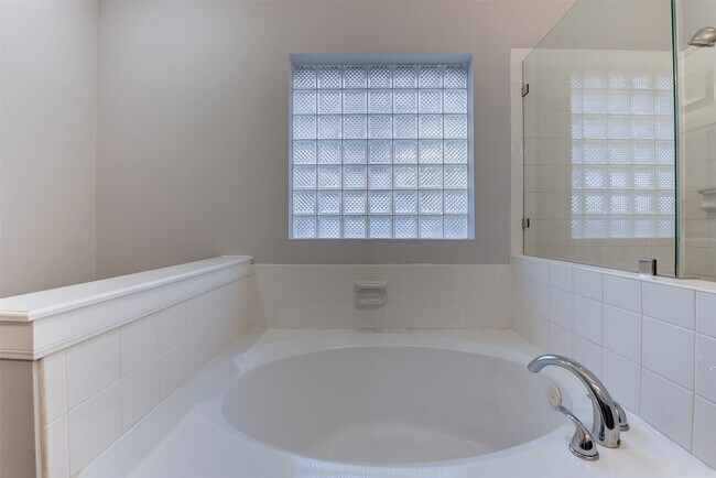 Building Photo - 9026 Eaglecove Dr