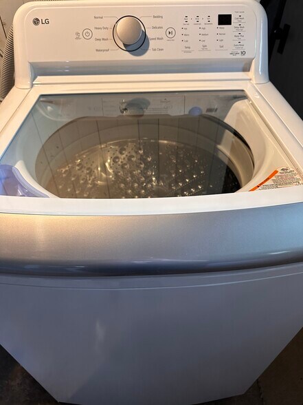New LG high efficiency large capacity washer - 7526 Lincoln Pl