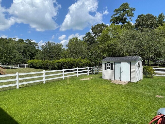 Building Photo - Beautiful large Castleton home