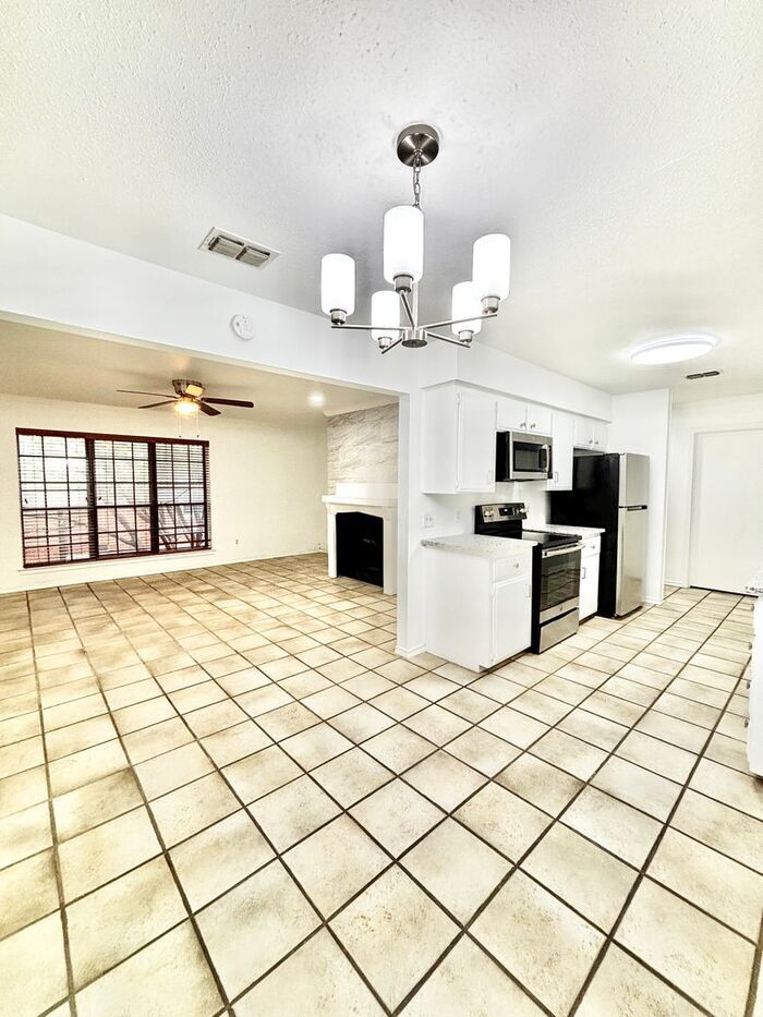 Building Photo - 2123 Mistletoe Ave