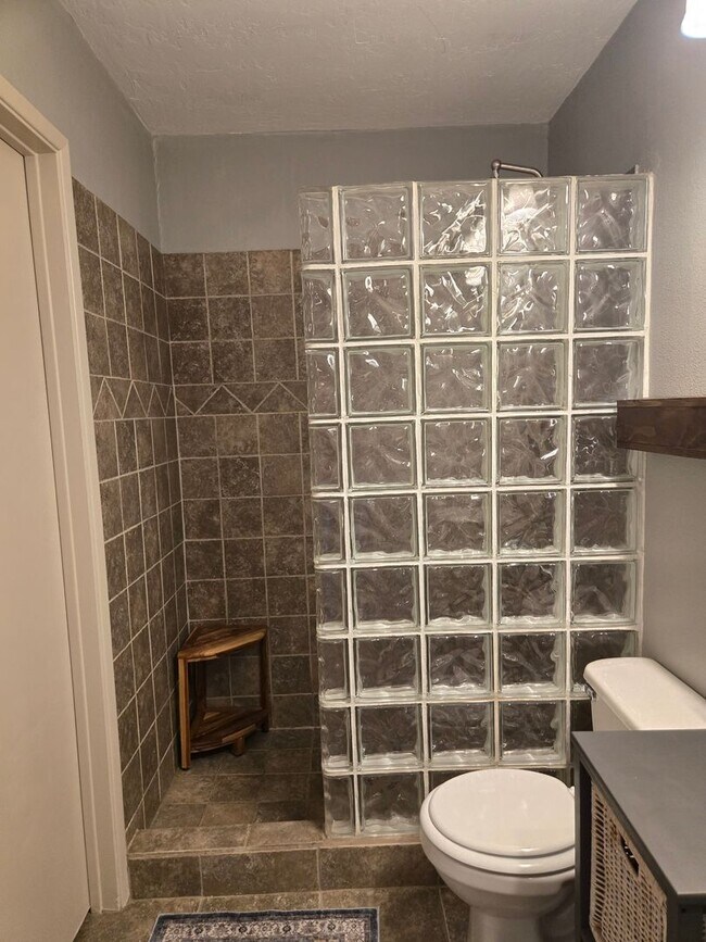 Building Photo - Beautiful two story, 3 bed, 1 full bath, 2...