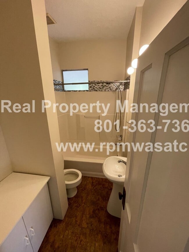 Building Photo - Charming 2 Bedroom 1 Bath House!