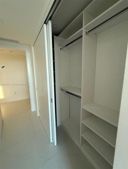 Building Photo - 9901 W Bay Harbor Dr