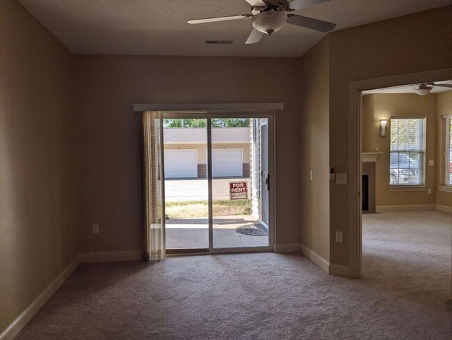 Building Photo - 3 Bedroom, 2 Bath Condo with Garage in Uni...