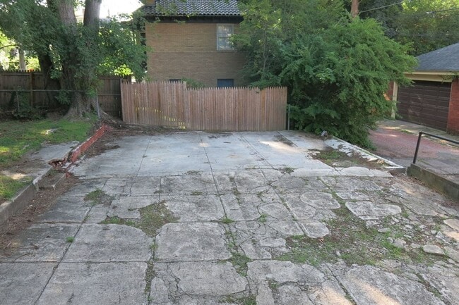 Building Photo - Available May 1, 2026.  Lease will End April 28, 2027