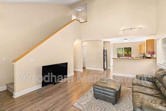 Building Photo - 306 Golden Valley Dr