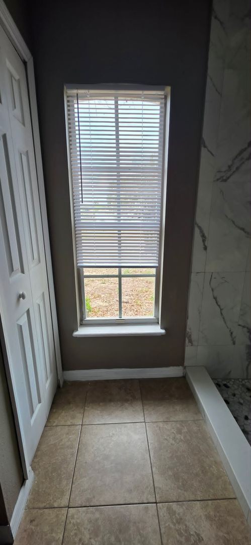 Building Photo - Spacious 3BR Home with Florida Room & Fenced Backyard