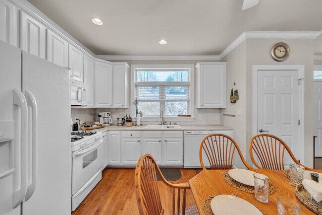 Building Photo - 270 Creatwood Trail