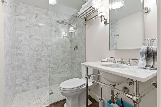 Building Photo - Boutique Bainbridge Condominium