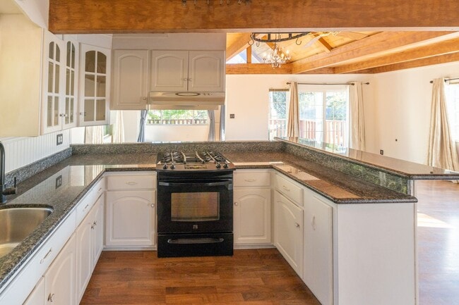 Building Photo - Beautiful 3 bedroom home with Castro Valle...